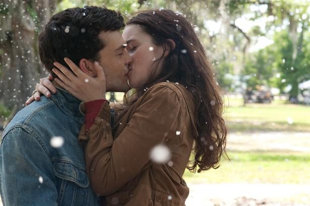 Alden Ehrenreich,Alice Englert