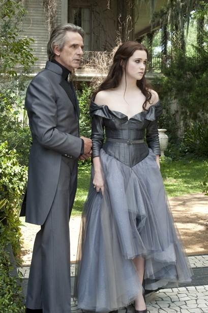 Alice Englert,Jeremy Irons