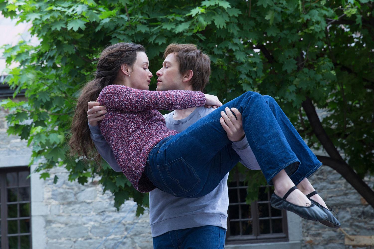 Joseph Gordon-Levitt, Charlotte Le Bon